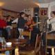 Brasileiros juntam-se a chilenos para muita musica em animado bar