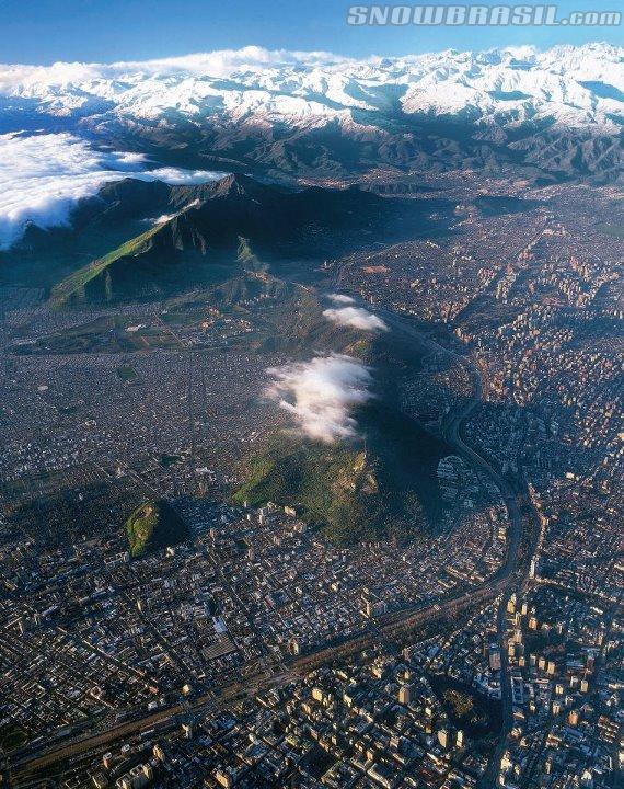 Santiago e os Tres Valles ao fundo: Valle Nevado, El Colorado e La Parva